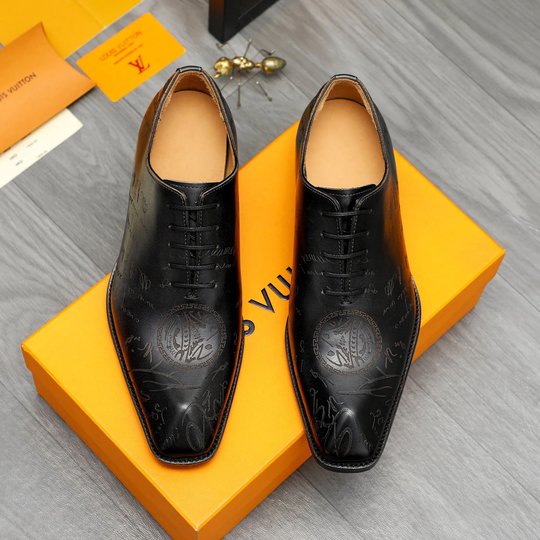 Men's shoes 💰580 Product trademark: LV "Louis Vuitton" business lace-up formal leather shoes Regular size: 37-46 Product materials: Selected carved cowhide upper, pigskin lining, rubber outsole